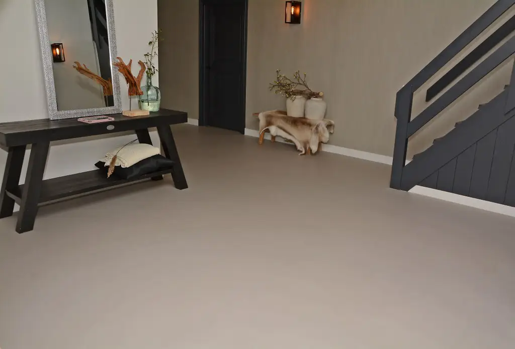 polyurethaan metallic-gietvloer bij een trap.